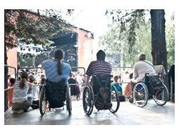 Nadace OKD pomůže vozíčkářům na festivaly, v baru bez bariér bude obsluhovat i muž roku 2009 Martin Zach