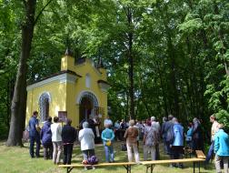 Žehnání obnoveného oltáře v Něbrojově kapli 